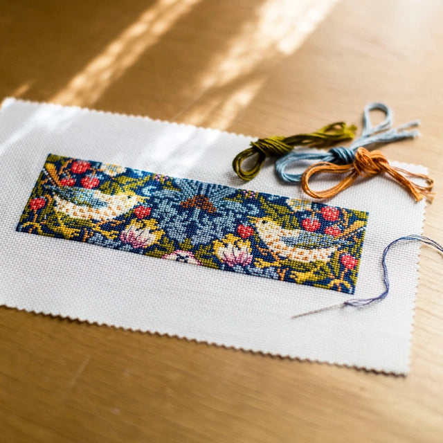 DMC William Morris bokmärke - broderi kit Strawberry Thief