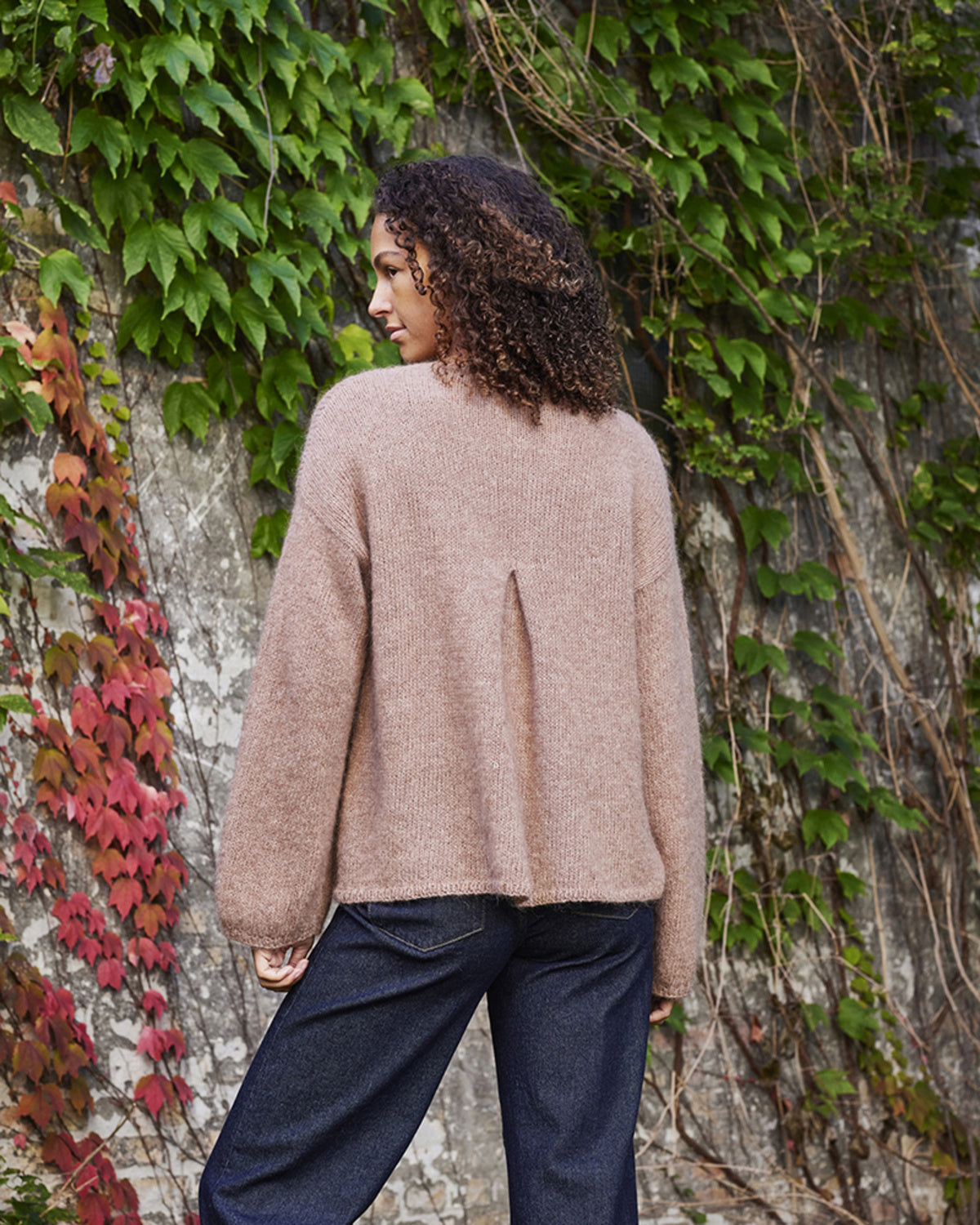 892209 Cardigan med motveck i ryggen - beskrivning
