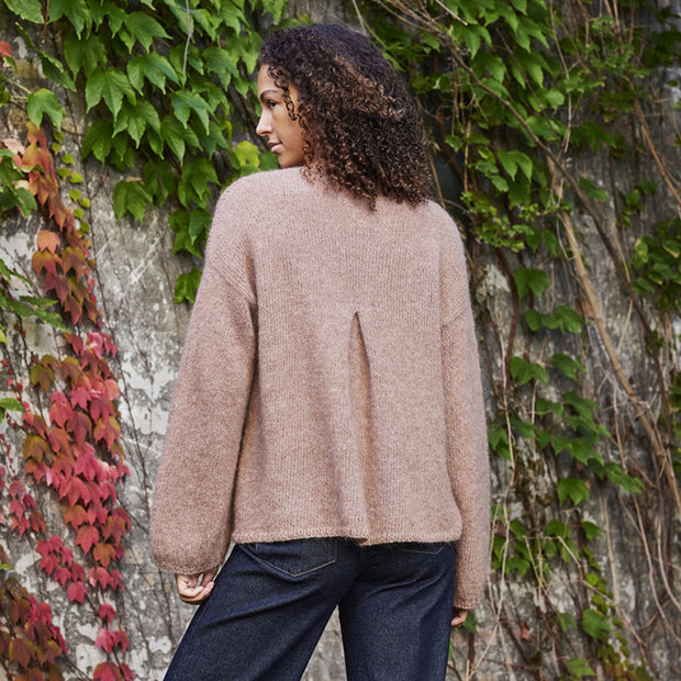 892209 Cardigan med motveck i ryggen - kit