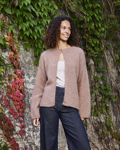 892209 Cardigan med motveck i ryggen - beskrivning
