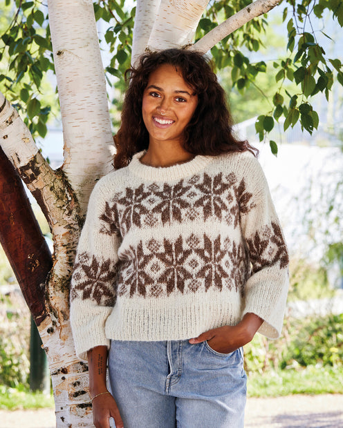 892306 Tröja med snöstjärnor i Nanna beskrivning