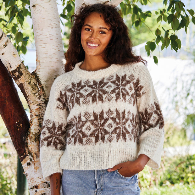 892306 Tröja med snöstjärnor i Nanna beskrivning