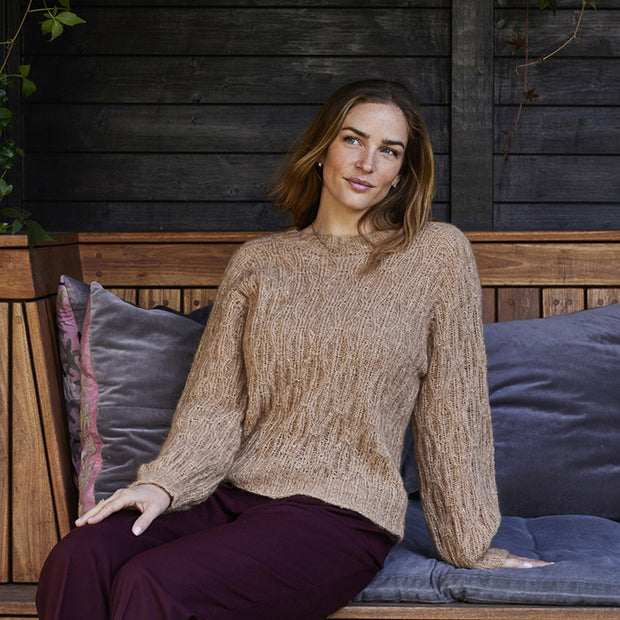 892314 Strukturstickad tröja i Nanna - kit