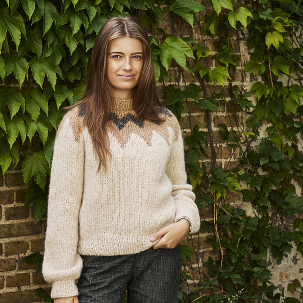 892317 Tröja med mönstrat ok i Nanna - kit