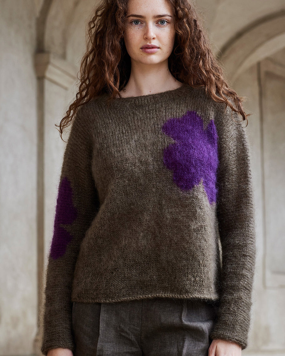 Tröja med intarsia mönster i Bella 8932134 - beskrivning