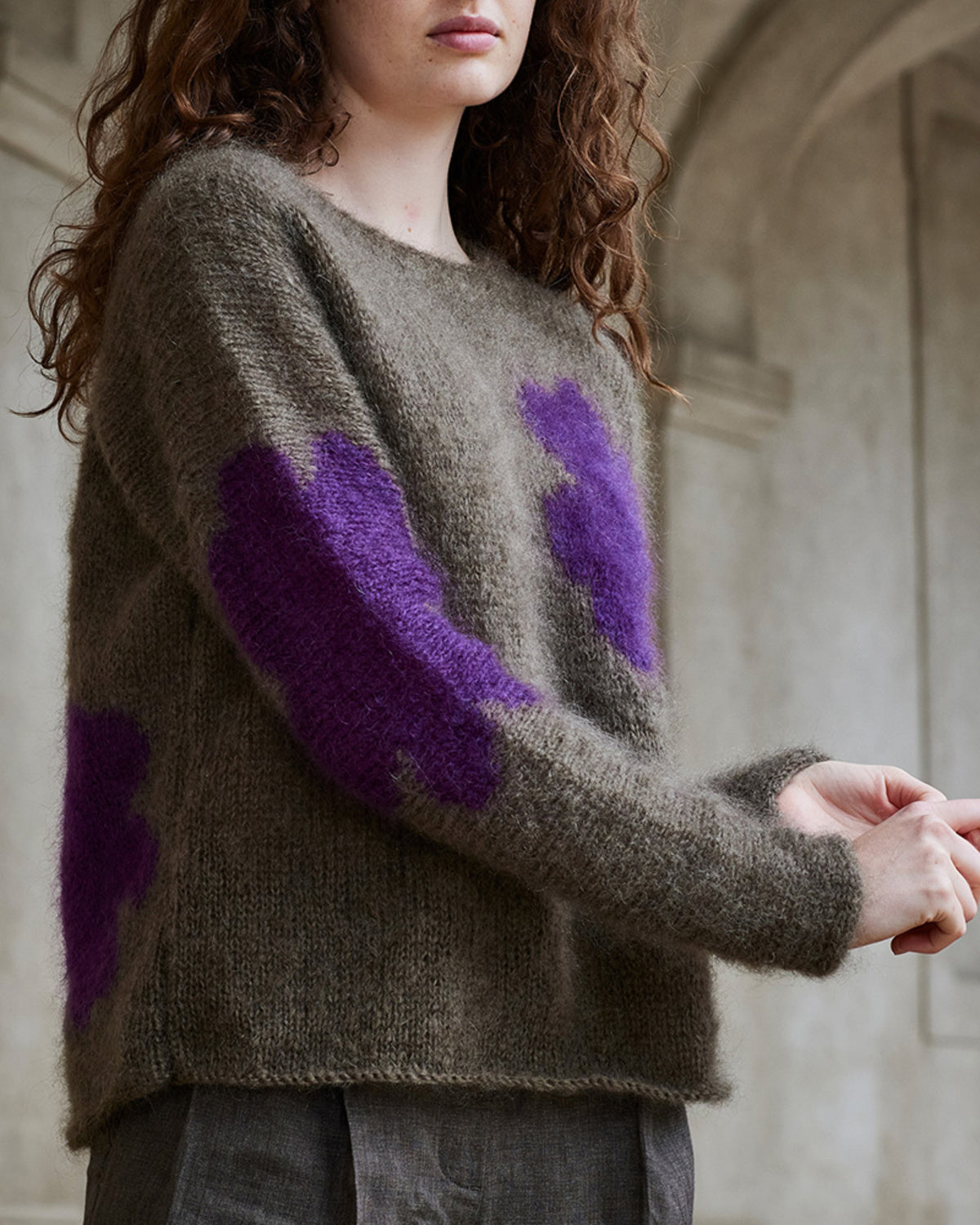 Tröja med intarsia mönster i Bella 8932134 - beskrivning