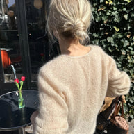 PetiteKnit Cumulus blus V-neck beskrivning