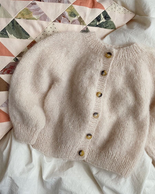 PetiteKnit Novice cardigan mini - mohair edition beskrivning