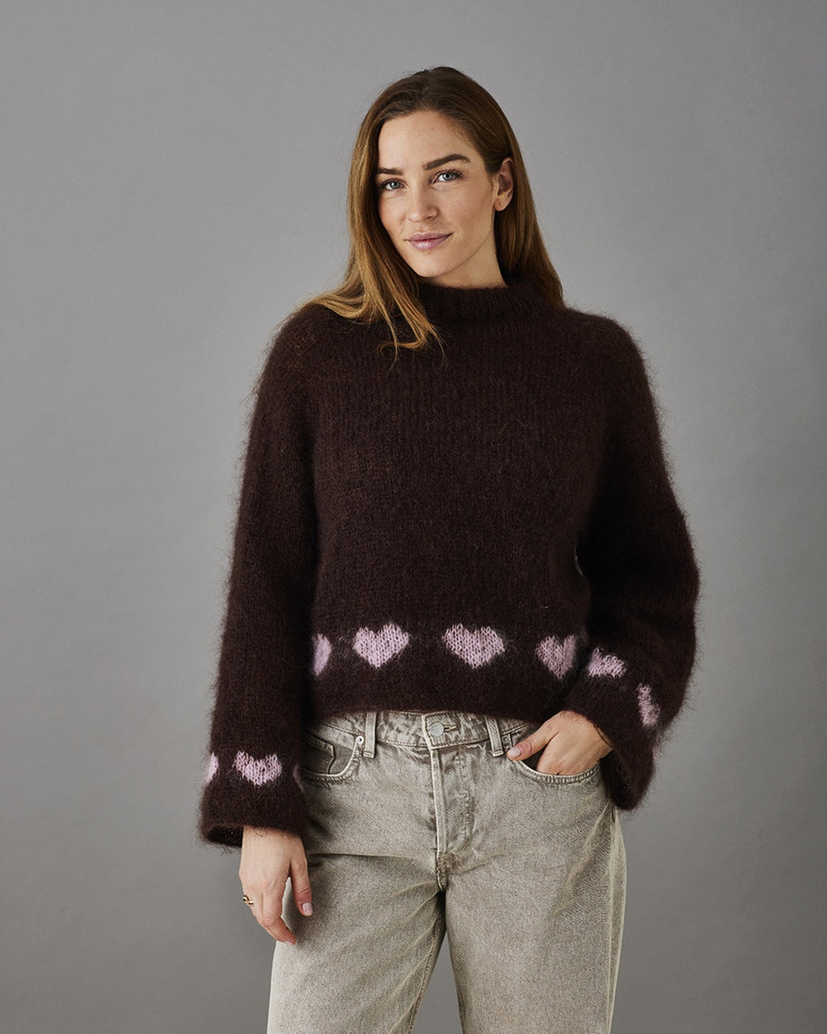 8932112 Tröja med hjärtan i Bella - beskrivning