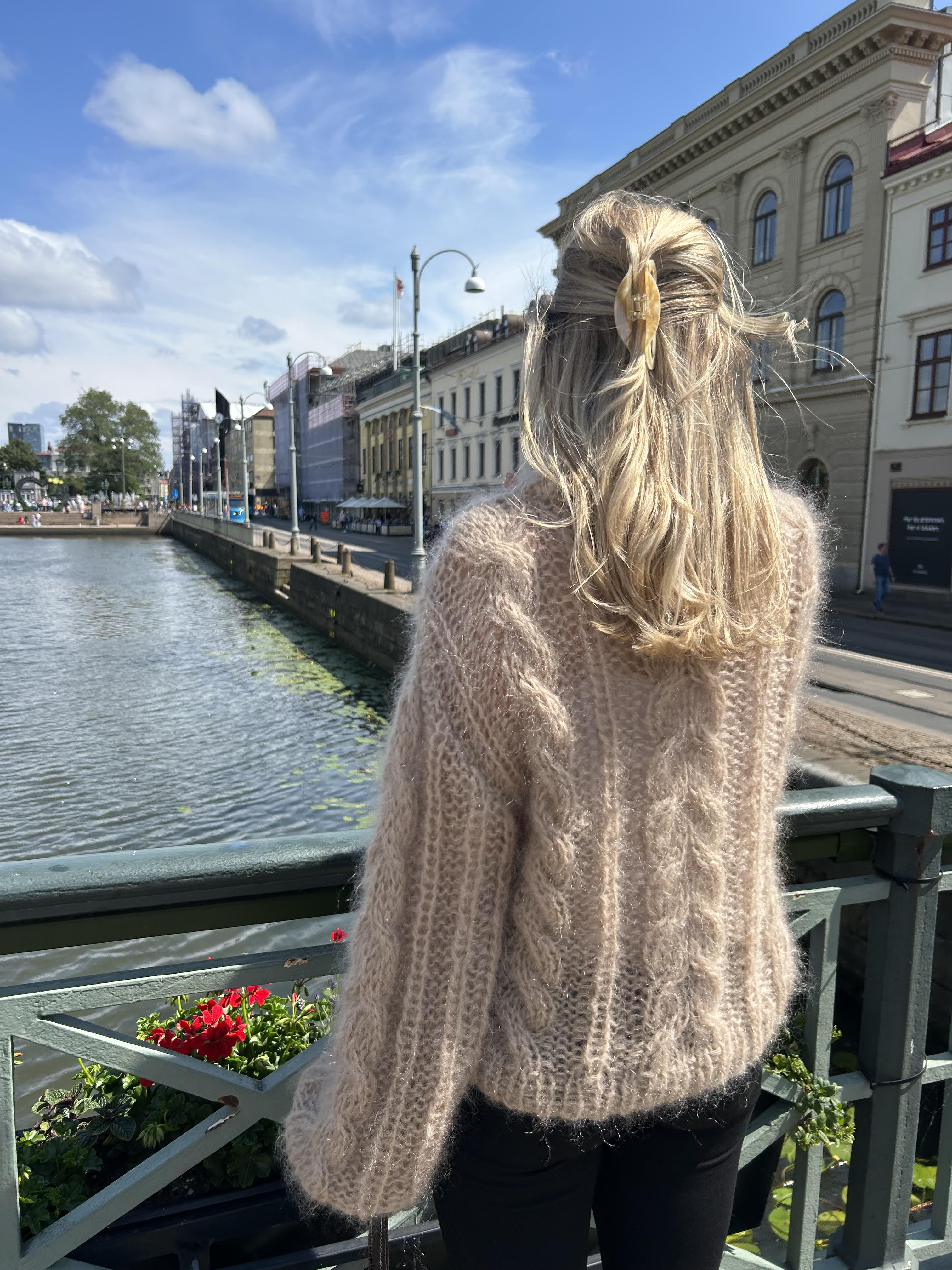 8932119 Flättröja i Bella - beskrivning