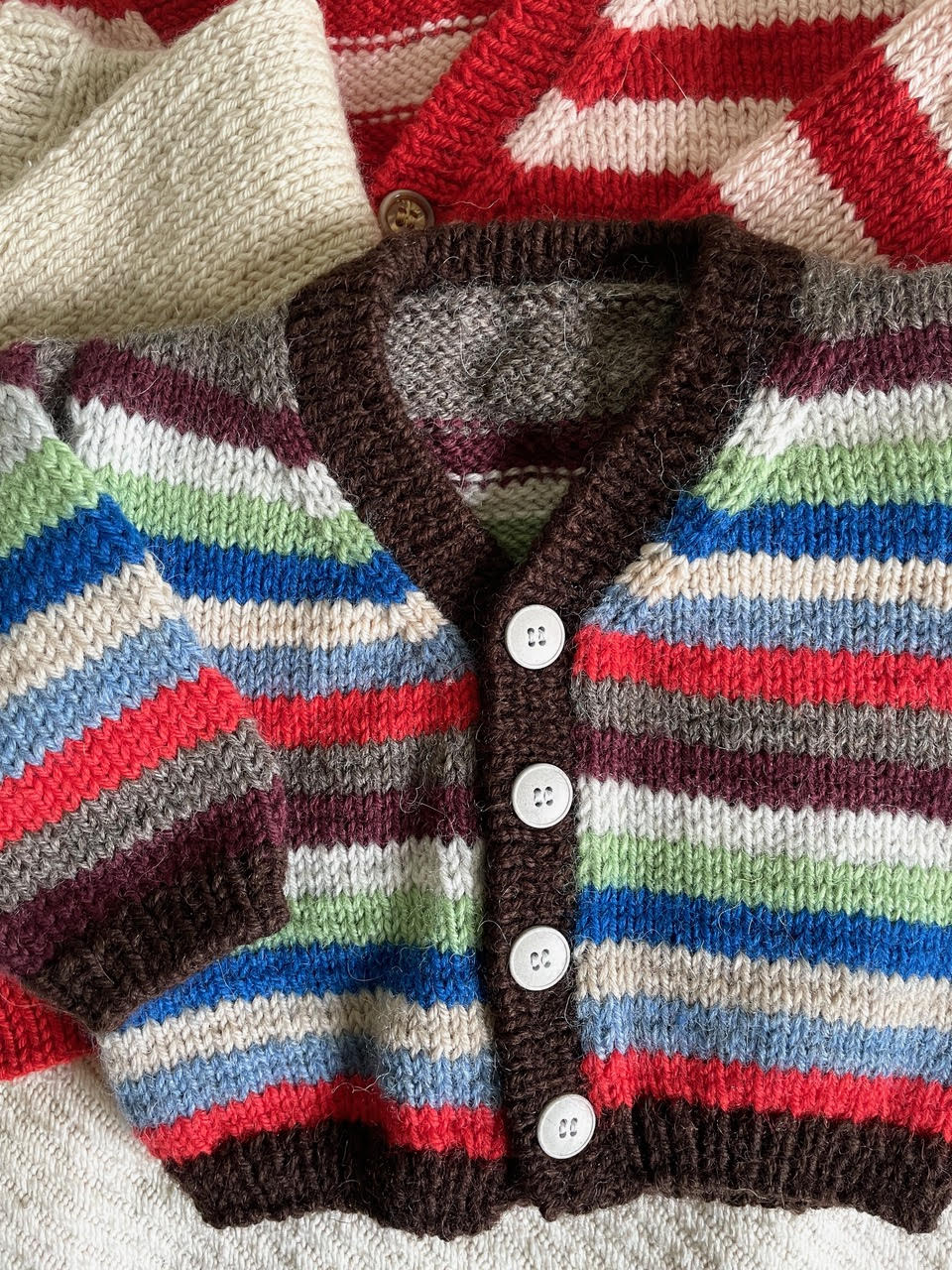 Stickprovet Little Alvi cardigan - beskrivning