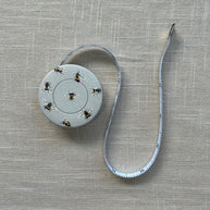 Rullmåttband med motiv Humlor, cremevit.