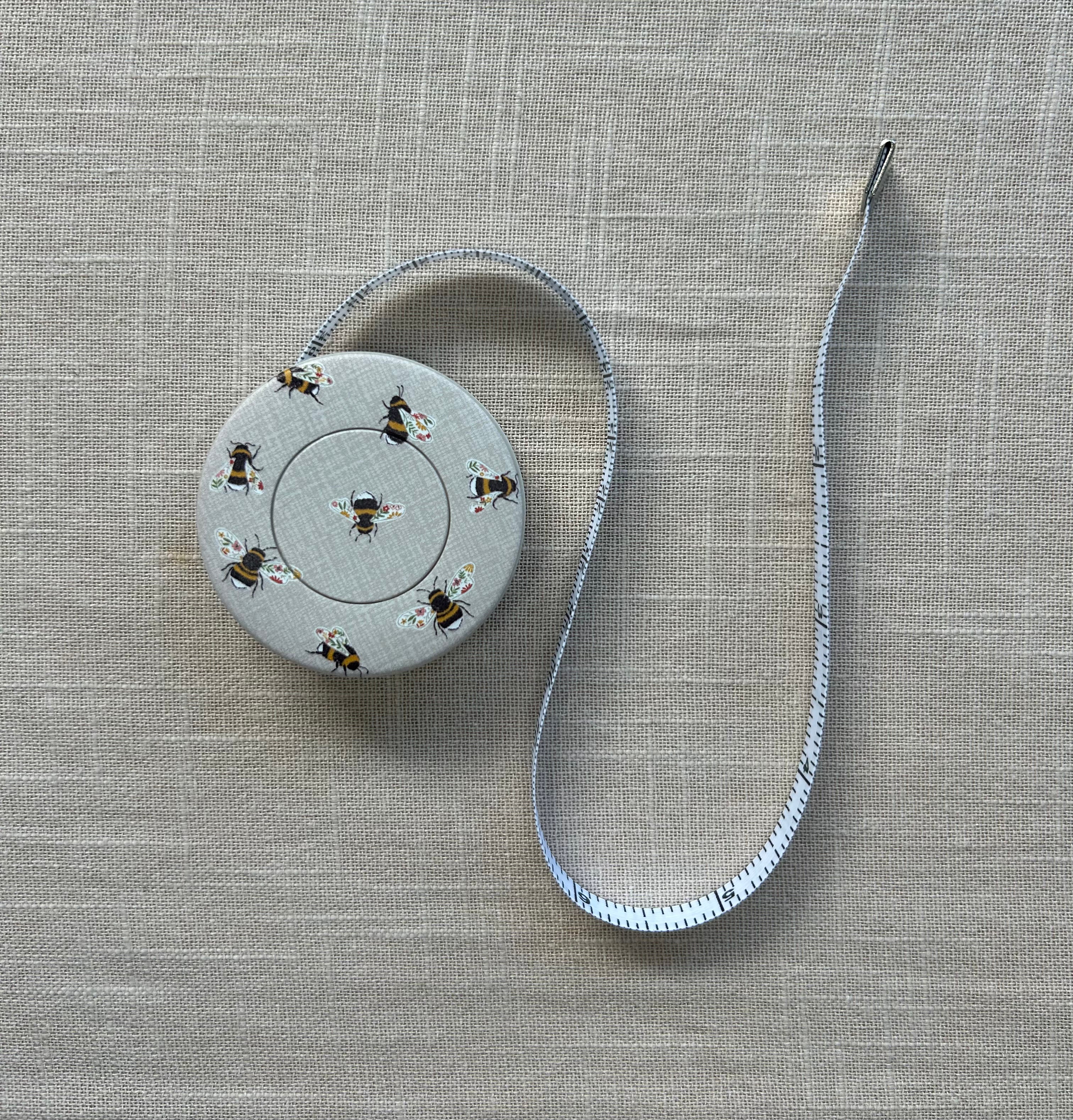 Rullmåttband med motiv Humlor, cremevit.