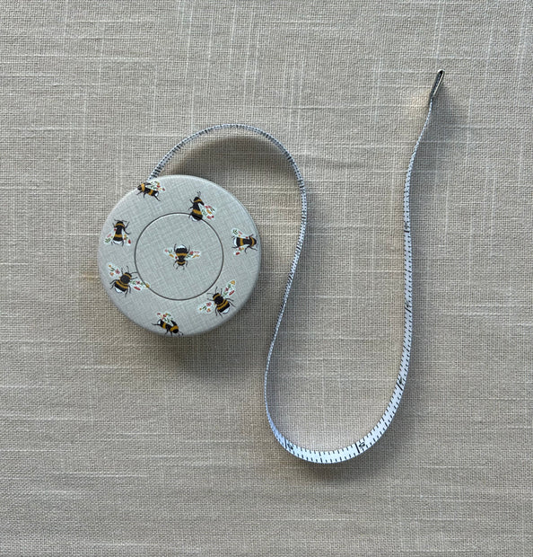 Rullmåttband med motiv Humlor, cremevit.