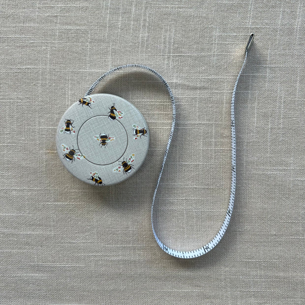 Rullmåttband med motiv Humlor, cremevit.