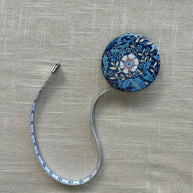 Rullmåttbland motiv blommor & blad, blå.