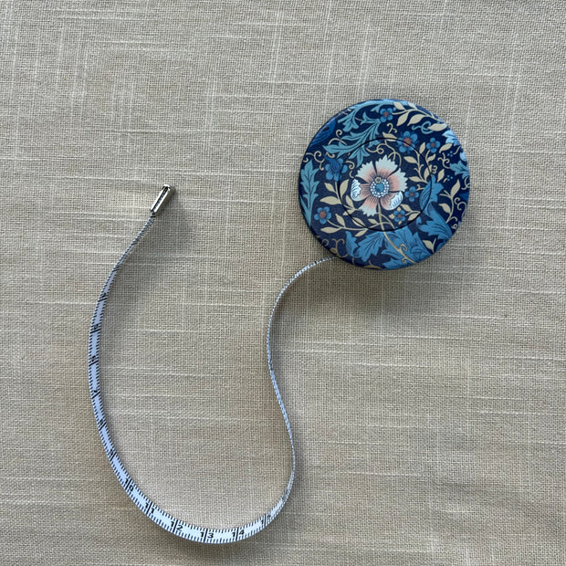 Rullmåttbland motiv blommor & blad, blå.