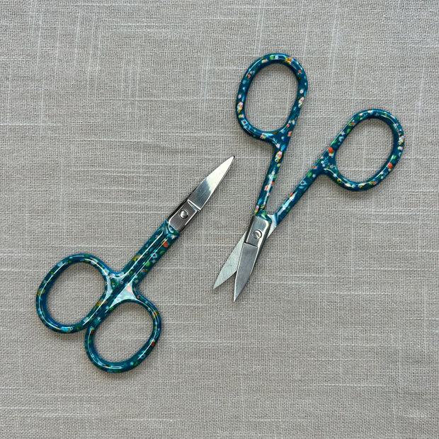 Grön sax med motiv fåglar och blommor.